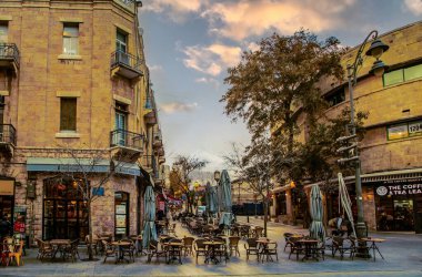 Kudüs, İsrail. 8 Ocak 2019. Kudüs 'ün merkez caddesi, büyük evler, tramvay, insanlar, kafeler ve dükkan..