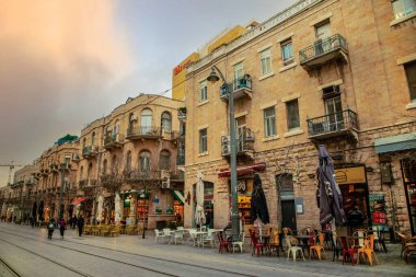 Kudüs, İsrail. 8 Ocak 2019. Kudüs 'ün merkez caddesi, büyük evler, tramvay, insanlar, kafeler ve dükkan..