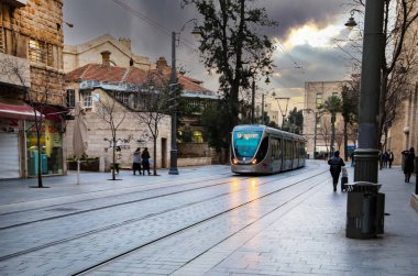 Kudüs, İsrail. 8 Ocak 2019. Kudüs 'ün merkez caddesi, büyük evler, tramvay, insanlar, kafeler ve dükkanlar.