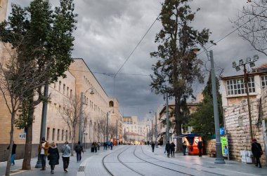 Kudüs, İsrail. 8 Ocak 2019. Kudüs 'ün merkez caddesi, büyük evler, tramvay, insanlar, kafeler ve dükkanlar..