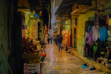 Kudüs, İsrail. 11 Ocak 2019. Kudüs, İsrail. 11 Ocak 2019. Müslümanların alışveriş bölgesinde dar sokaklar. Küçük dükkanlar, insanlar yiyecek, şeker falan satıyor. Ulusal karakter