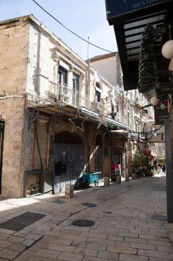 Kudüs, İsrail. 11 Ocak 2019. Müslümanların alışveriş bölgesinde dar sokaklar. Küçük dükkanlar, insanlar yiyecek, şeker falan satıyor. Ulusal karakter