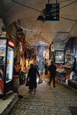 Kudüs, İsrail. 11 Ocak 2019. Müslümanların alışveriş bölgesinde dar sokaklar. Küçük dükkanlar, insanlar yiyecek, şeker falan satıyor. Ulusal karakter