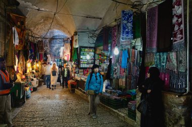 Kudüs, İsrail. 11 Ocak 2019. Müslümanların alışveriş bölgesinde dar sokaklar. Küçük dükkanlar, insanlar yiyecek, şeker falan satıyor. Ulusal karakter