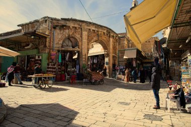 Kudüs, İsrail. 11 Ocak 2019. Müslümanların alışveriş bölgesinde dar sokaklar. Küçük dükkanlar, insanlar yiyecek, şeker falan satıyor. Ulusal karakter