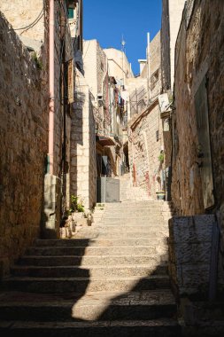 Kudüs, İsrail. 11 Ocak 2019. Müslümanların alışveriş bölgesinde dar sokaklar. Küçük dükkanlar, insanlar yiyecek, şeker falan satıyor. Ulusal karakter