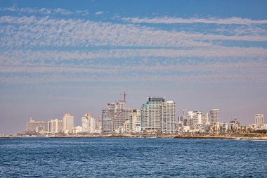 Tel Aviv, İsrail. 12 Ocak 2019. Tel Aviv 'de güneşli bir günde Rıhtımda gökdelenler