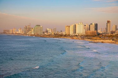 Tel Aviv, İsrail. 12 Ocak 2019. Rıhtımdaki gökdelenler Tel Aviv 'de güneşli bir pirinç üzerinde