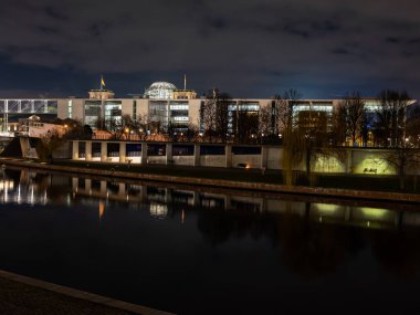 Berlin, Almanya. 01 Ocak 2021 yılbaşı gecesi Berlin 'de aydınlanma. İnsansız sokaklar, dünya çapında bir salgın.