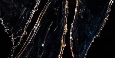 Birkaç çeşit parlak, şeffaf, yanardöner su, siyah arka planda izole edilmiş. Büyük bir set donmuş su sıçraması..