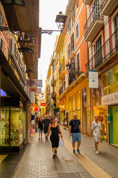 Palma de Mallorca, İspanya. 7 Haziran 2018. Sommer 'de Palma de Mallorca' nın dar sokakları turistlerle dolu.