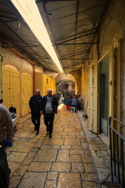 耶路撒冷 以色列 2019年1月11日 穆斯林购物区狭窄的街道 小商店 卖食物 糖果和其他东西的人 国家性质 — 图库照片