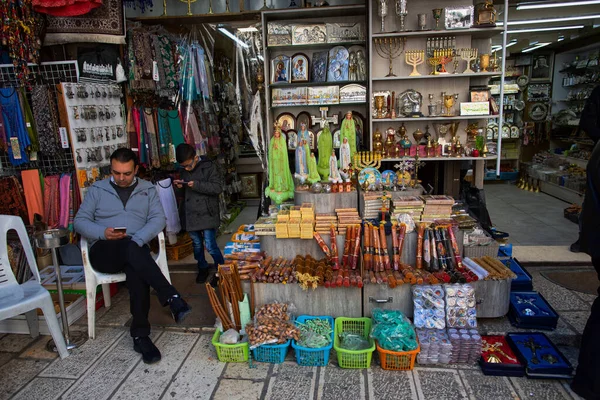耶路撒冷 以色列 2019年1月11日 穆斯林购物区狭窄的街道 小商店 卖食物 糖果和其他东西的人 国家性质 — 图库照片