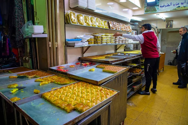 Stock image Jerusalem, Israel.  11 January, 2019. narrow streets in the Muslim shopping district. Small shops, people selling food, sweets and things. National character