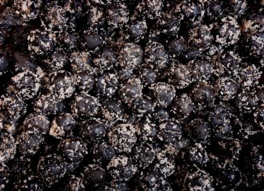 makro çekim ve karabiberin üst görüntüsü detaylarda çok yakından büyütülmüş. İdeal yemek ve baharat arka planı.