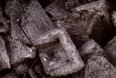 Büyük egzotik baharatlardan oluşan süper makro çekim. Siyah kömür, Kıbrıs 'tan gelen tuzu ayrıntılı bir şekilde eritiyor. İdeal yemek ve baharat geçmişi