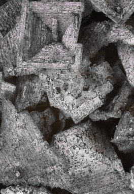 Büyük egzotik baharatlı siyah karabattan süper makro shot Kıbrıs tuzunu ayrıntılı olarak çok yakından çekiyor. İdeal yemek ve baharat geçmişi