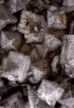 Büyük egzotik baharatlardan oluşan süper makro çekim. Siyah kömür, Kıbrıs 'tan gelen tuzu ayrıntılı bir şekilde eritiyor. İdeal yemek ve baharat geçmişi