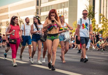 Berlin, Almanya, 27 Temmuz, 2019. Parlak 41. Berlin Gurur Sokak Festivali. Akıllıca giyinmiş insanlara posterler, özgürlük ve hoşgörü çağrısı