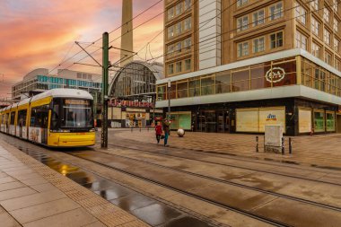 Berlin, Almanya, 29 Mart 2020. Salgın ve koronovirüs kovid 19 karantinası sırasında terk edilmiş bir şehir. Gün batımında şehir, turuncu ışıkla aydınlatılmış boş sokaklar.