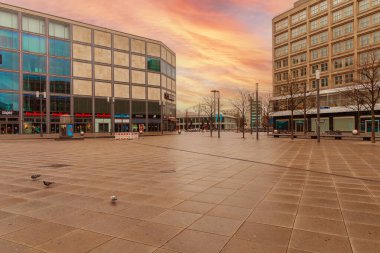 Berlin, Almanya, 29 Mart 2020. Salgın ve koronovirüs kovid 19 karantinası sırasında terk edilmiş bir şehir. Gün batımında şehir, turuncu ışıkla aydınlatılmış boş sokaklar.