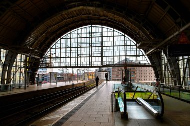 Berlin, Almanya, 29 Mart 2020. Salgın ve koronovirüs covid-19 karantinası sırasında terk edilmiş şehir, S-bahn istasyonu Alexandrplaz