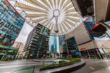 Berlin, Almanya, 29 Mart 2020. Salgın ve koronovirüs kovid 19 karantinası sırasında terk edilmiş bir şehir. sony merkez