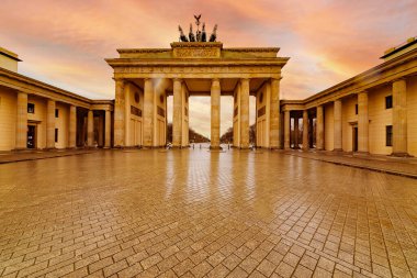 Berlin, Almanya, 29 Mart 2020. Salgın ve koronovirüs kovid 19 karantinası sırasında terk edilmiş bir şehir. Gün batımında şehir, turuncu ışıkla aydınlatılmış boş sokaklar.