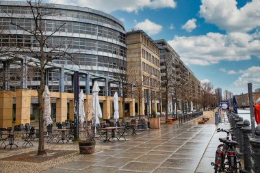 Berlin, Almanya, 29 Mart 2020. Salgın ve koronovirüs kovid 19 karantinası sırasında terk edilmiş bir şehir. Gün batımında şehir, turuncu ışıkla aydınlatılmış boş sokaklar.