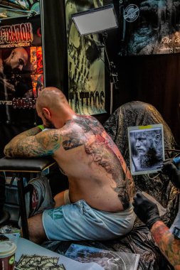 Berlin, Almanya, 4 Ağustos 2018 dövme sanat sergisi. İnsanlar yakın plan dövme yaptırıyor.