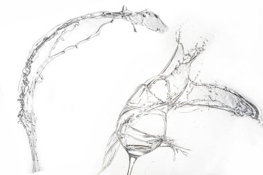 Şeffaf vineglass yakınlarında beyaz arka planda izole edilmiş büyük bir su sıçraması.