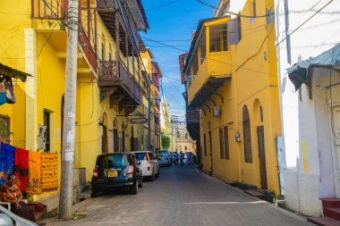 Mombasa, Kenya Afrika. Eski şehrin 19.10.2019 dar sokağında insanlar ve arabalar var. Modern ve eski