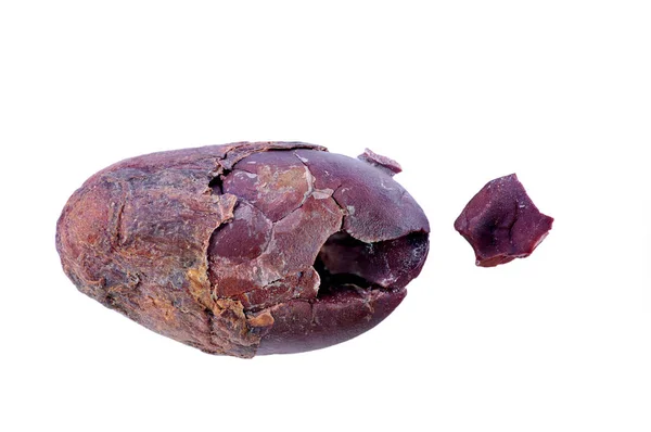 アフリカ産のエキゾチックな芳香族と苦味のあるカカオ豆の超マクロショットです 黒で隔離されてる 理想的な食べ物とスパイスの背景 — ストック写真