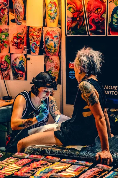 2018年8月4日 德国柏林纹身艺术展览 有纹身特写的人 — 图库照片
