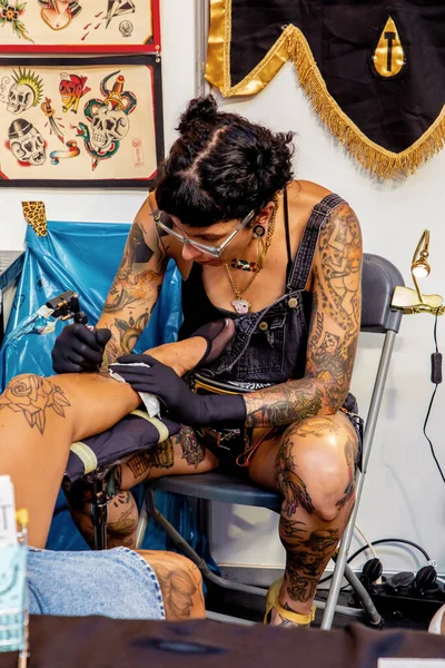 ベルリン ドイツ 2018年8月4日タトゥーアート展 タトゥーを入れてる人は — ストック写真