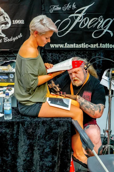 ベルリン ドイツ 2018年8月4日タトゥーアート展 タトゥーを入れてる人は — ストック写真