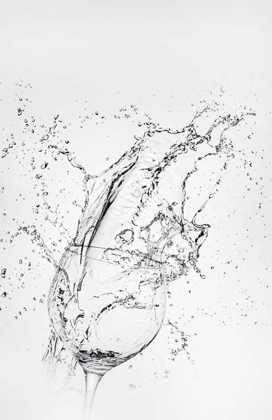 Grote Plons Water Geïsoleerd Witte Achtergrond Buurt Door Transparant Glas — Stockfoto