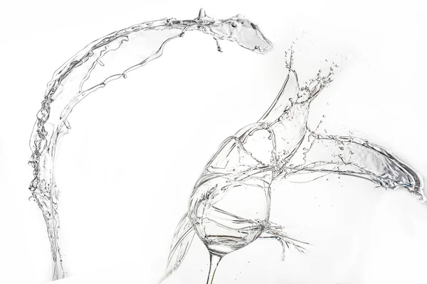 Şeffaf vineglass yakınlarında beyaz arka planda izole edilmiş büyük bir su sıçraması.