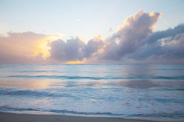 Восход солнца на пляже. великолепный красивый восход солнца над океаном