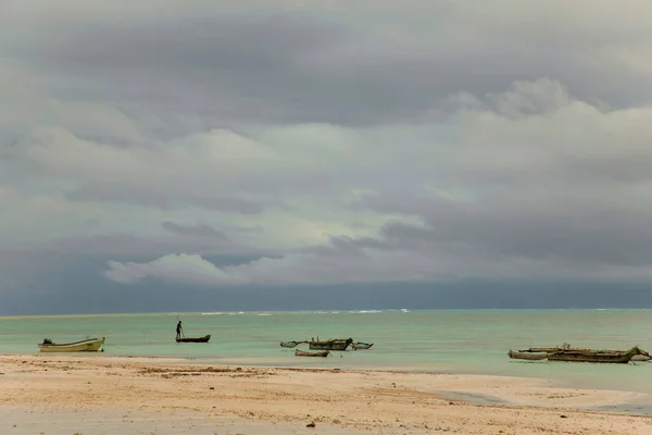 Человек Традиционной Лодке Берегов Кении Закате Облачное Небо — стоковое фото