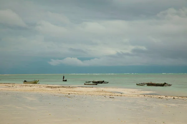 Одинокий Силуэт Африканского Рыбака Стоящего Лодке Фоне Океана Рассвете — стоковое фото