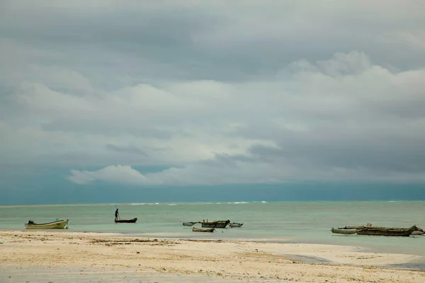 Одинокий Силуэт Африканского Рыбака Стоящего Лодке Фоне Океана Рассвете — стоковое фото