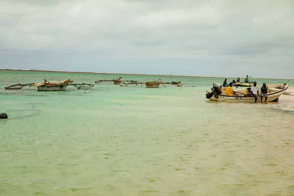 Африканские Рыбаки Сидят Лодкой Берега Ожидании Начала Рыбалки — стоковое фото