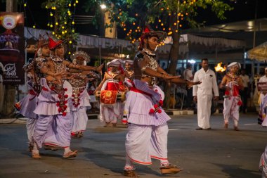 Colombo, Sri Lanka. 06 Şubat 2023. Ulusal kostümlü filler ve dansçıların katıldığı büyük bir karnaval geçidi.