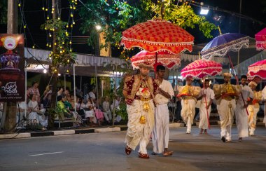Colombo, Sri Lanka. 06 Şubat 2023. Ulusal kostümlü filler ve dansçıların katıldığı büyük bir karnaval geçidi.