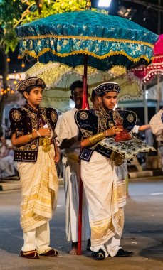 Colombo, Sri Lanka. 06 Şubat 2023. Ulusal kostümlü filler ve dansçıların katıldığı büyük bir karnaval geçidi.