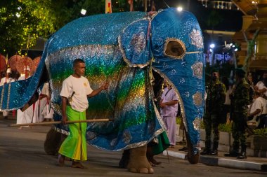Colombo, Sri Lanka. 06 Şubat 2023. Ulusal kostümlü filler ve dansçıların katıldığı büyük bir karnaval geçidi.