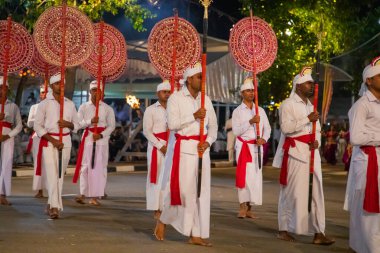 Colombo, Sri Lanka. 06 Şubat 2023. Ulusal kostümlü filler ve dansçıların katıldığı büyük bir karnaval geçidi.
