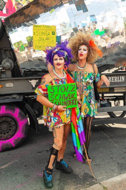 Berlin, Almanya, 27 Temmuz, 2019. Parlak 41. Berlin Gurur Sokak Festivali. Akıllıca giyinmiş insanlara posterler, özgürlük ve hoşgörü çağrısı