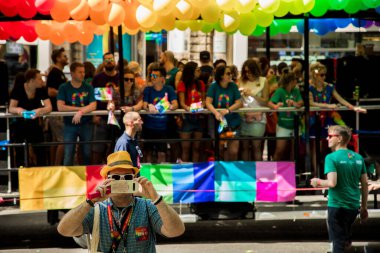 Berlin, Almanya, 27 Temmuz, 2019. Parlak 41. Berlin Gurur Sokak Festivali. Akıllıca giyinmiş insanlara posterler, özgürlük ve hoşgörü çağrısı